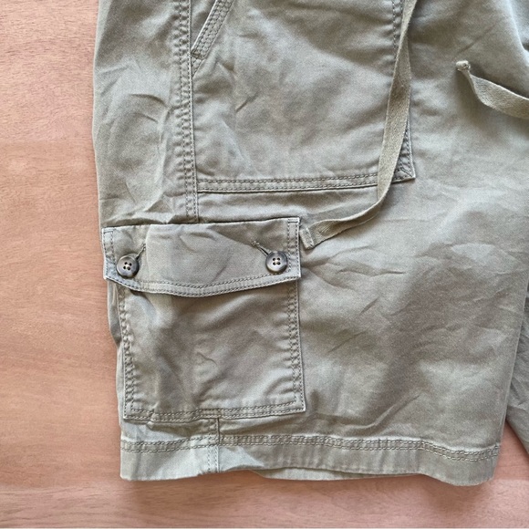 L.L. Bean Favourite Fit Women’s Green Khaki Cargo Shorts - Olive - Picture 2 of 10
